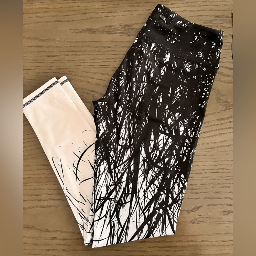 Black and white patterned active leggings! Zipper pocket on back waist. Size M.